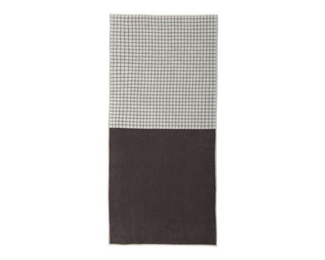 Et foto af et gråt badehåndklæde med tern fra Mette Ditmer i serien One