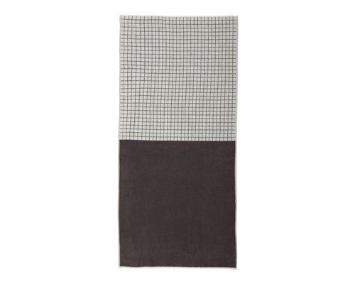 Et foto af et gråt badehåndklæde med tern fra Mette Ditmer i serien One