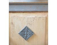 Trend foto af et træ ornament til møbler - her limet på et skab