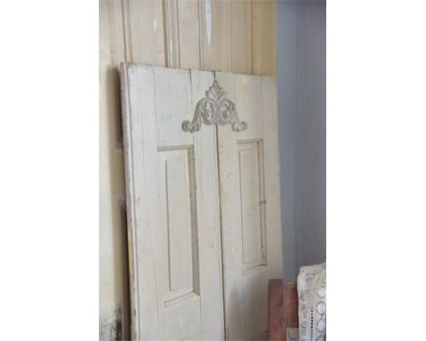 Trend foto af ornamenter til møbler i træ lavet på en dør