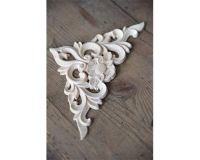 Et foto af træ udskæringer ornament fra jeanne d'arc living