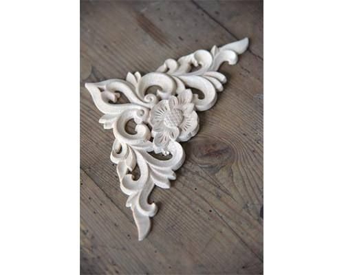 Et foto af træ udskæringer ornament fra jeanne d'arc living