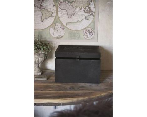 Et foto af en kasse malet med sort kalkmaling black velvet 