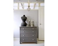 Trend foto af en kommode malet med grå kalkmaling - french grey
