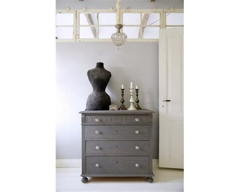 Trend foto af en kommode malet med grå kalkmaling - french grey