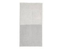 Et foto af et gråt mette ditmer håndklæde med prikker