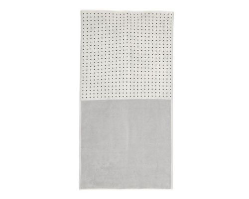 Et foto af et gråt mette ditmer håndklæde med prikker