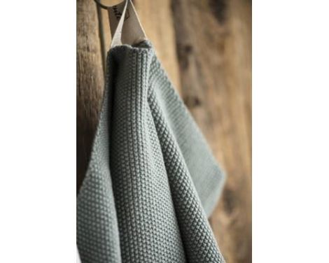 Trend foto af et strikket gæstehåndklæde i mos grøn fra ib laursen