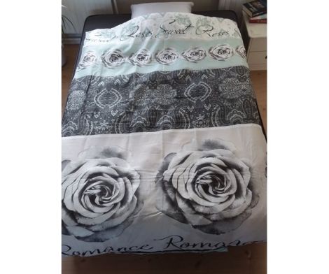 Et foto af sengetøj med roser 140x200