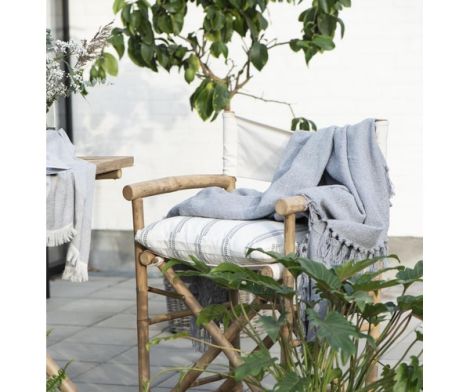 Trend foto af en lyseblå plaid med frynser i bomuld.