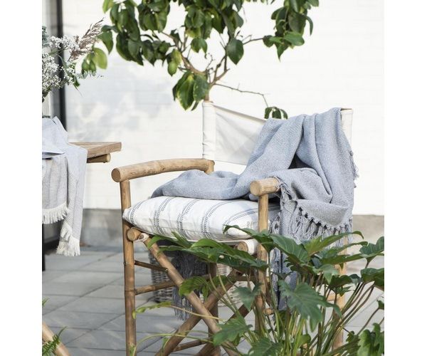 Trend foto af en lyseblå plaid med frynser i bomuld.