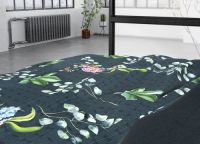 nærfoto af mørkeblåt sengetøj med blomster 200x220 i bomuldssatin