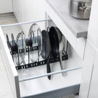 Grydelågsholder til skuffe skab og køkkenbord i sort metal fra wenko