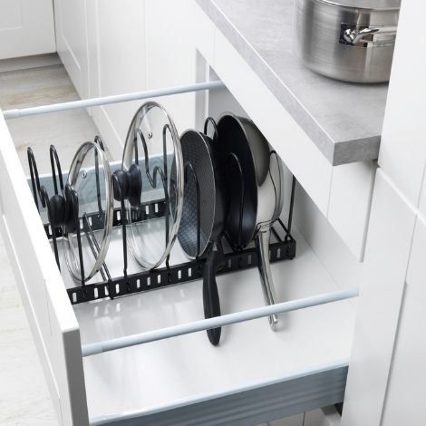 Grydelågsholder til skuffe skab og køkkenbord i sort metal fra wenko