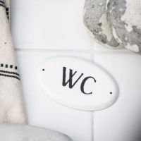 wc skilt til dør hvid med sort tekst fra ib laursen