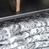 Ib Laursen quiltet tæppe sort og hvid paisley mønster i bomuld