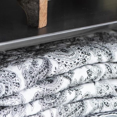 Ib Laursen quiltet tæppe sort og hvid paisley mønster i bomuld