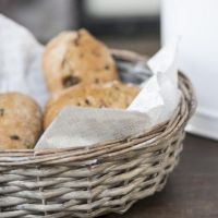 Brødkurv flet rund med friskbagte boller