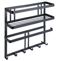 Sort køkkenrulleholder til væg med hylde og kroge fra wenko