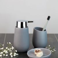 Sæbedispenser grå i keramik i badi serien fra wenko