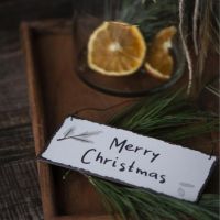 Skilt med skrift til ophæng merry christmas fra ib laursen