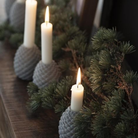 Kogle lysestage i beton grå fra ib laursen