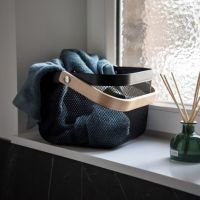 Sort kurv metal til opbevaring med bambus håndtag fra wenko