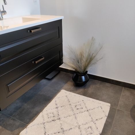 bademåtte 60x90 råhvid og grå skridsikker i bomuld
