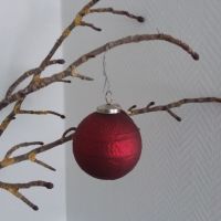 Smukke juletræskugler røde i glas ophængt på troldegren fra ib laursen