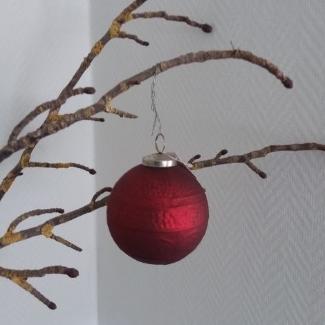 Smukke juletræskugler røde i glas ophængt på troldegren fra ib laursen