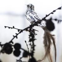 Fugle til juletræet sølv farve med fjer hale og klemme til ophæng fra ib laursen