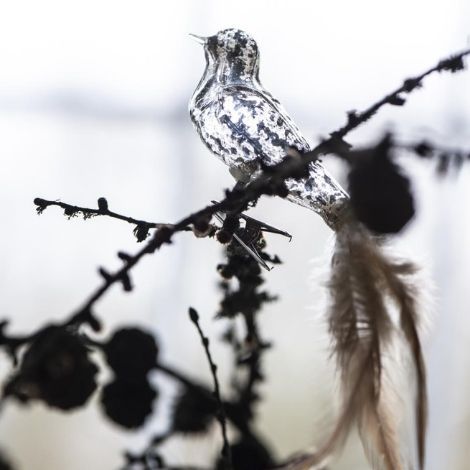 Fugle til juletræet sølv farve med fjer hale og klemme til ophæng fra ib laursen