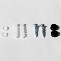 Skruer og rawplugs følger med den lille hylde