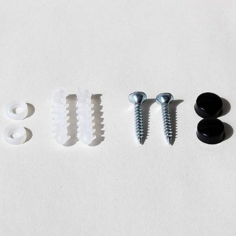 Skruer og rawplugs følger med denne sorte metal hylde