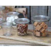 Små glas med låg til syltning og opbevaring af madvarer