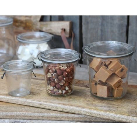 Små glas med låg til syltning og opbevaring af madvarer