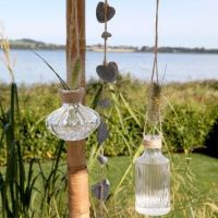 Vase med riller ophæng udenfor med jutegarn