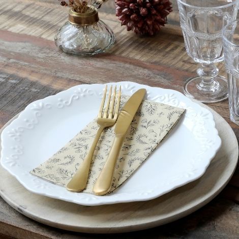 Servietter med mønster gul med blade i sort foldet i 10x20 cm fra chic antique