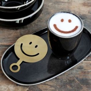 Kaffe stencil Smiley lavet i kaffekrus med drys af chokolade