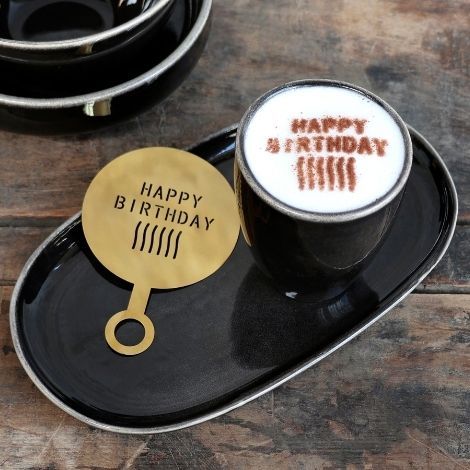 Happy Birthday stencil lavet i kaffekrus med pyntedrys