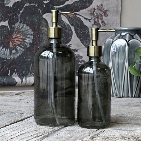 Sæbedispenser grøn glas med pumpe i messing look og sort plast pumpe