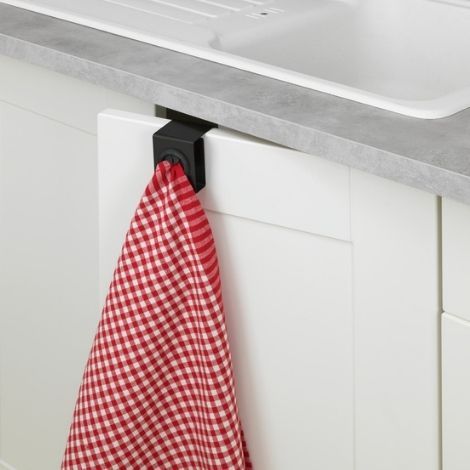 Sort knage over skabslåge i køkken med viskestykke