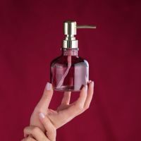 Lille sæbedispenser i gammelrosa til flydende håndsæbe