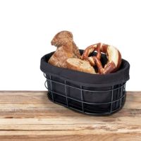 Sort brødkurv med morgenbrød