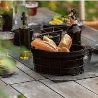 Sort brødkurv med flutes på have bordet