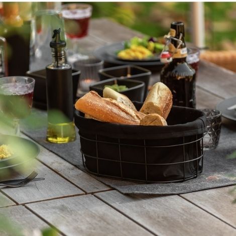 Sort brødkurv med flutes på have bordet