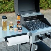 Køkkenrulleholder med magnet ophængt på grillen