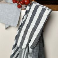 Grydelap handske sort og hvid stribet i bomuld