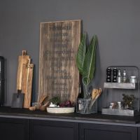 Ib Laursen træskilt opstilt af væg i køkken