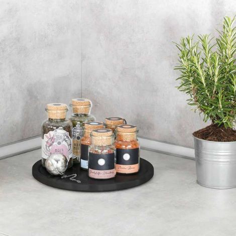 Drejefad til opbevaring af krydderier på bordet